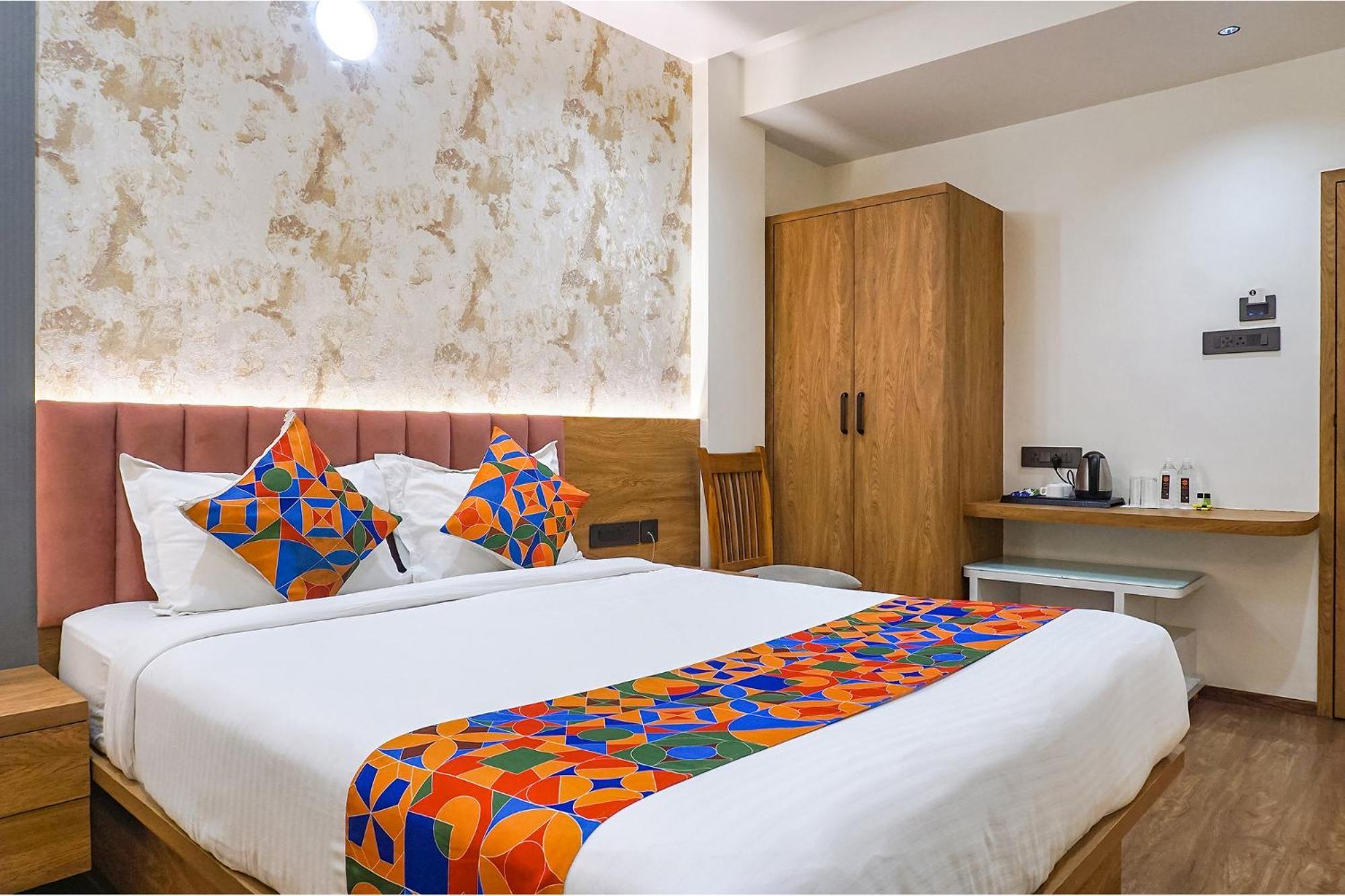 Fabhotel Prime Shourya Residency - Nr Maharshi Karve Museum Pune Exteriör bild